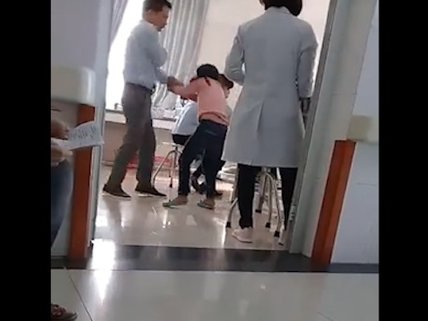 Video: Bé gái bị bố tát liên tiếp vì sợ lấy máu tại bệnh viện Bắc Ninh