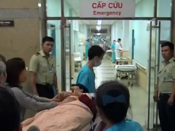 Video: Hai nạn nhân vụ đánh bom ở Ai Cập được đưa vào bệnh viện sau khi về nước