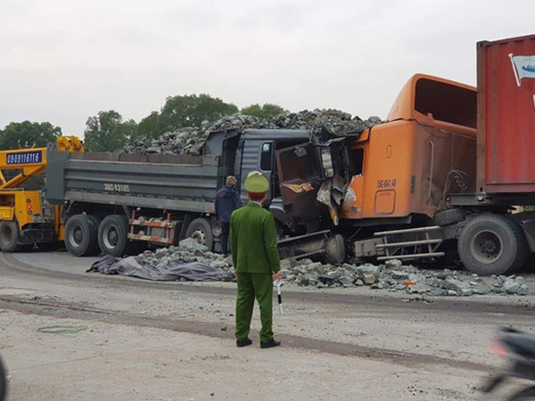 Xe tải chở đá đi sai làn đấu đầu kinh hoàng với xe container