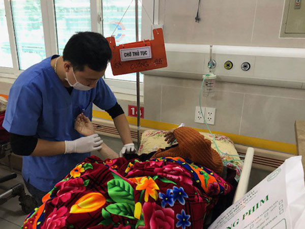 Bác sĩ lý giải vì sao không nên cho người đột quỵ trời lạnh uống bất cứ thứ nước gì?