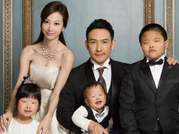 Cô gái trong ảnh 'mẹ tiên con cú': Sự nghiệp lụi tàn, 4 năm kiện tụng