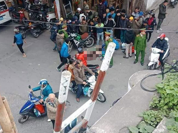 Hà Nội: Người đàn ông mặc áo Grab đang đi xe máy bất ngờ ngã gục giữa đường, tử vong tại chỗ