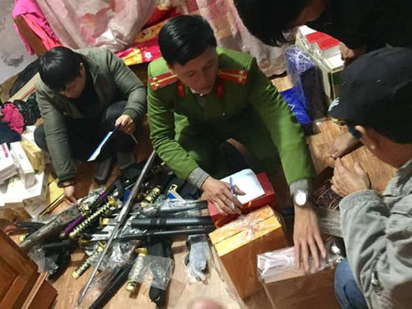 'Kho' đao kiếm, pháo lậu trong tiệm tạp hóa