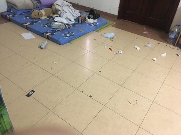 Lại thêm một thảm họa mang tên bạn cùng phòng: Dẫn người yêu về ngủ còn bày bừa ra phòng không khác gì bãi rác
