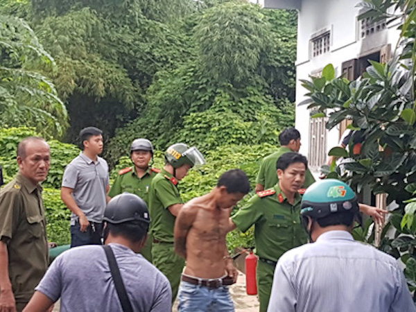 Thanh niên ngáo đá ôm bình ga cố thủ sau khi trộm xe máy