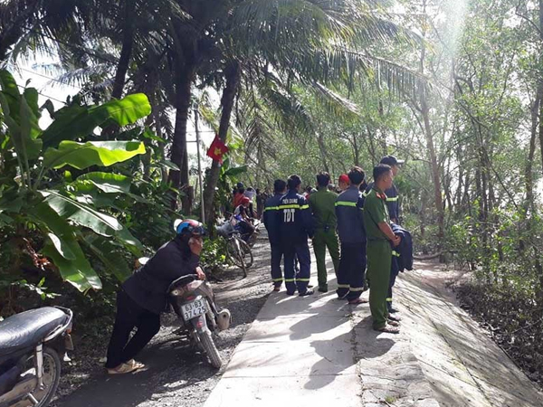 Chìm sà lan hơn 300 tấn, 3 người mất tích