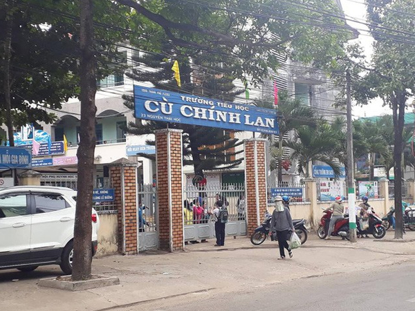 Con gái kiểm tra giữa học kỳ được 2 điểm, cô giáo yêu cầu giám định nét chữ vì nghi bài thi bị đánh tráo
