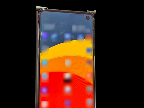 Galaxy S10 lộ ảnh thực tế có màn hình 'đục lỗ'