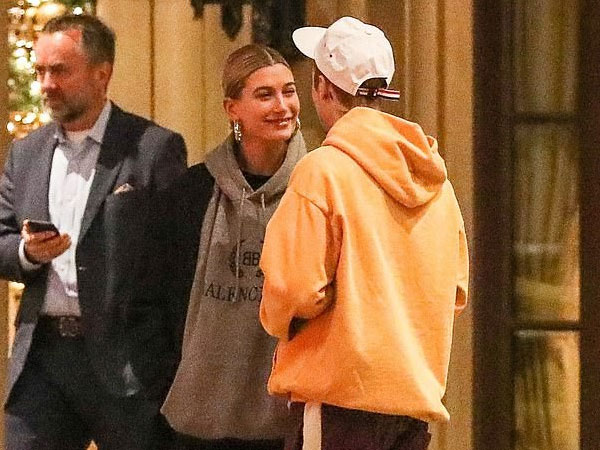 Justin Bieber bỗng nổi hứng ca hát tặng vợ trên phố, khiến Hailey ngượng ngùng đỏ cả mặt