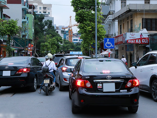Tài xế Việt dùng đèn cảnh báo nguy hiểm 'vô tội vạ'