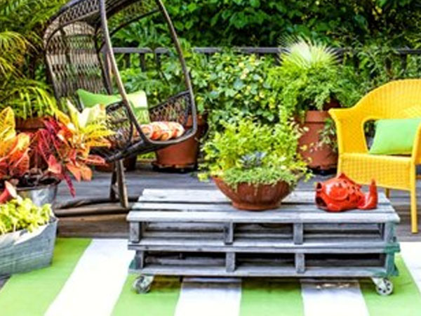 Theo chồng đến quán hát, vợ rụng rời chứng kiến cảnh bên trong