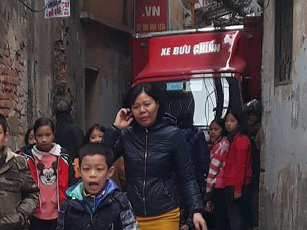 Xe bưu chính kẹt cứng trong ngõ - hình ảnh dở khóc dở cười đang gây xôn xao trên MXH