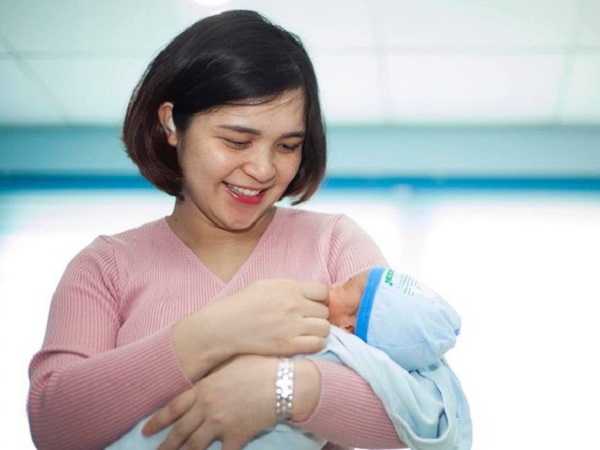 'Chị Kính Hồng' chính thức gia nhập team bỉm sữa, mới sinh con 1 tuần đã tái xuất với thần thái rạng rỡ