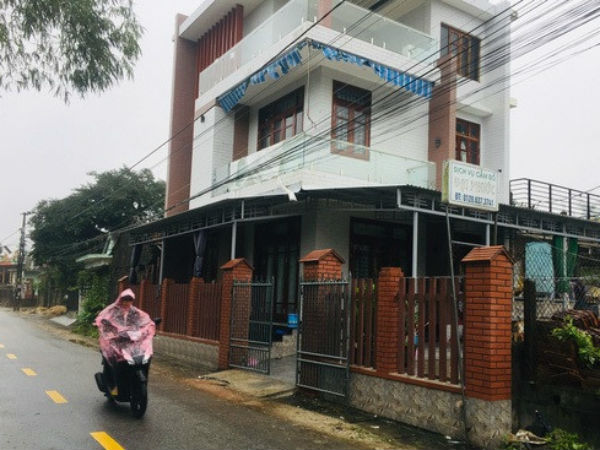 Đâm gục bé gái 10 tuổi trong tiệm cầm đồ, cướp dây chuyền vàng