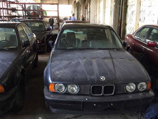 Lô xe BMW chưa từng lăn bánh bị bỏ hoang 25 năm
