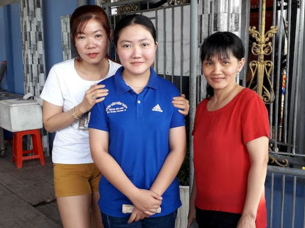 Nữ nhân viên quán cơm trả túi xách có 5.000 USD cho khách
