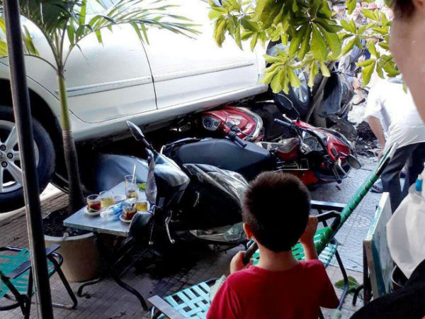Ô tô lao sang đường cuốn hàng loạt xe máy, nữ tài xế bình tĩnh xuống xe bỏ vào trong nhà không nói tiếng nào