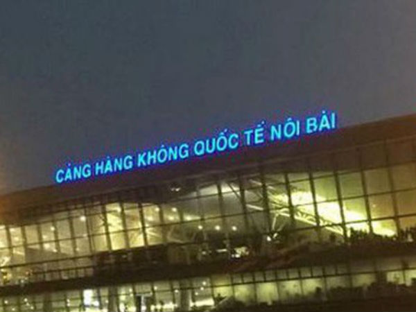 Thông tin mới về vụ 'xe biển xanh đón người nhà lãnh đạo ở cầu thang máy bay'