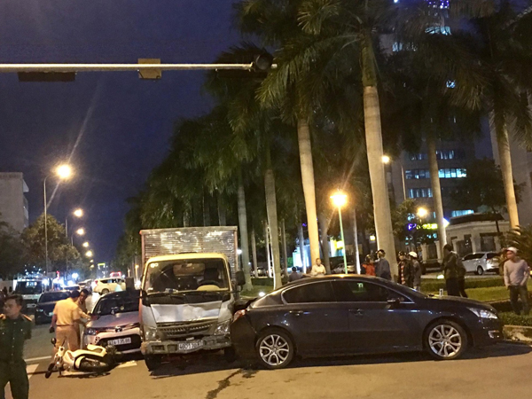 Xe tải 'điên' tông loạt ô tô, xe máy đang dừng đèn đỏ ở Đà Nẵng