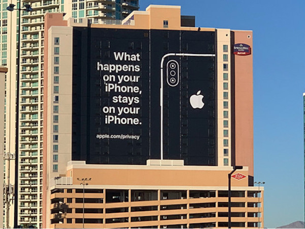 Apple treo biển quảng cáo khổng lồ đá đểu Google, Amazon tại CES