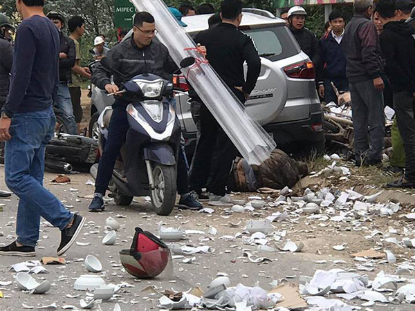 Hà Nội: Ô tô mất lái đâm liên hoàn 1 taxi và 3 xe máy, 2 vợ chồng tử vong thương tâm khi đang trên đường đi ăn cỗ