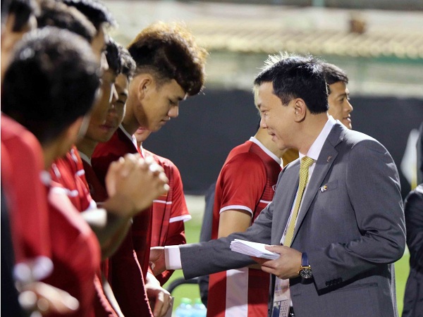 Lãnh đạo VFF tặng quà may mắn cho ĐTVN trước chiến dịch Asian Cup 2019
