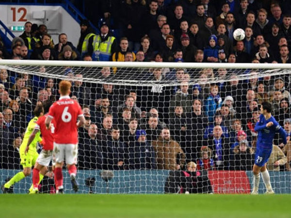 Morata bị chế giễu vì pha dứt điểm vọt xà ở cự ly 2 m