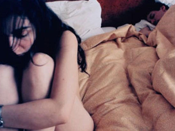 Nỗi đau thầm kín của người vợ trẻ có chồng 'yêu' bệnh hoạn