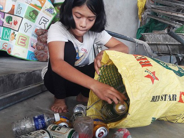 Nữ sinh nghèo đứng cả giờ chờ người đánh rơi túi tiền để trả lại