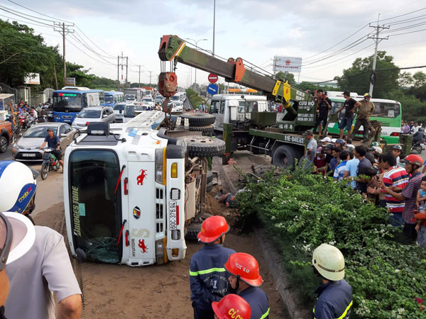 TP.HCM: Xe ben cuốn 2 xe máy vào gầm rồi lật ngang khiến 1 người chết, 2 người bị thương