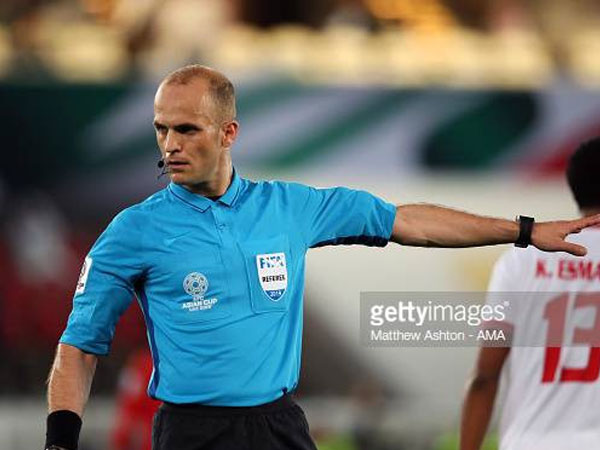 Trọng tài bắt chính trận khai mạc Asian Cup 2019 bị gọi là 'nỗi ô nhục' của bóng đá