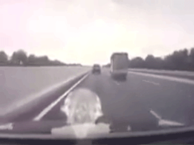 Video Xe tải nổ lốp, đánh võng trước khi lật nghiêng trên cao tốc Hà Nội - Hải Phòng