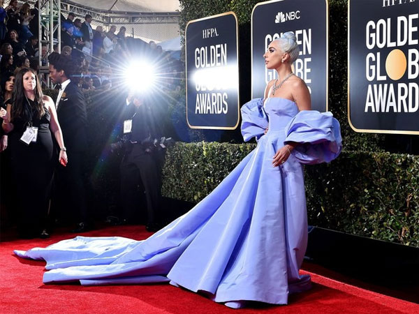 10 bộ cánh đỉnh nhất tại Quả Cầu Vàng 2019: Lady Gaga 'quét' thảm đỏ theo đúng nghĩa đen, có đại minh tinh chỉ đi sandal... 1 triệu đồng!