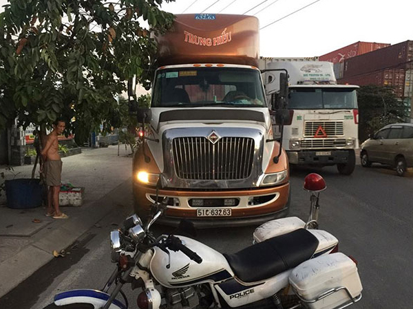 Chạy sát lề đường, người đàn ông vẫn chết tức tưởi dưới bánh xe container
