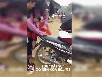 Clip: Cô bé dân tộc gào thét, vùng vẫy thoát khỏi nhóm thanh niên khi bị bắt về làm vợ ở Hòa Bình