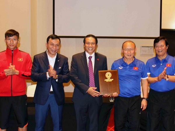 Đại sứ Việt Nam tại UAE tới động viên tinh thần ĐTVN trước ngày ra quân tại Asian Cup 2019