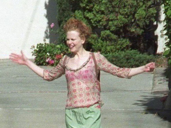 Hình ảnh Nicole Kidman hạnh phúc khi hoàn tất thủ tục li dị với Tom Cruise vào 17 năm trước bất ngờ gây bão