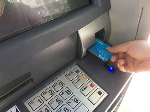 Hơn 25 triệu thẻ ATM phải chuyển sang thẻ chip vào cuối năm nay
