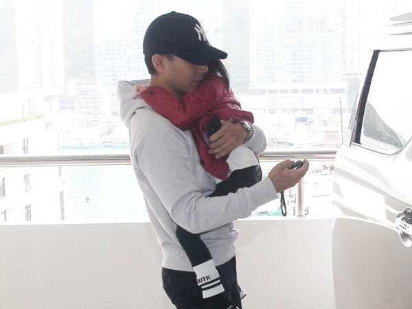 Lưu Khải Uy ôm chặt con gái trước sự săn đuổi của paparazzi, có phản ứng như sau khi bị hỏi dồn về Dương Mịch