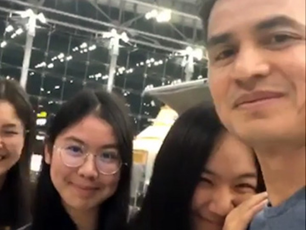 Mặc kệ thất bại của Thái Lan, Kiatisak vui vầy cùng gia đình