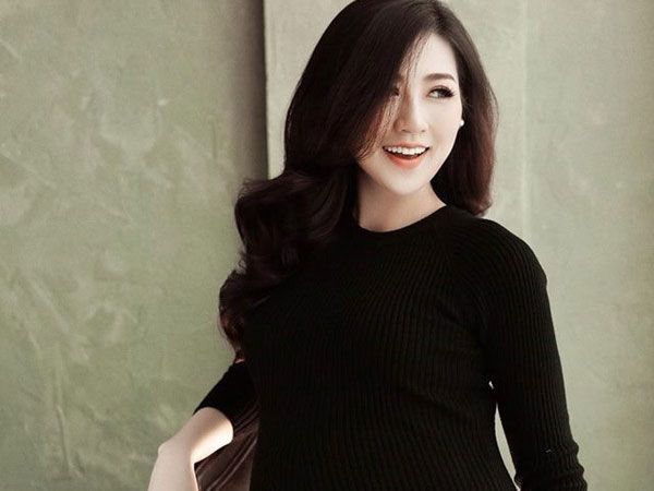 Mẹ ruột Á hậu Tú Anh bất ngờ viết status xin lỗi sau khi con gái công khai chuyện sinh con
