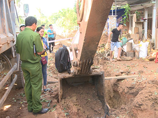Múc đất trúng quả bom, nổ kinh hoàng giữa khu dân cư
