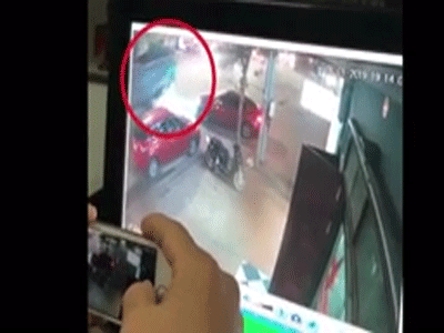 Video: Khoảnh khắc xe tải lao vào nhà dân, xe máy được 'thần may mắn' gọi tên trong tích tắc