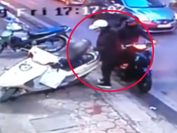 Video: Nữ quái 'phá' cốp xe máy, trộm đồ cực nhanh ngay giữa phố