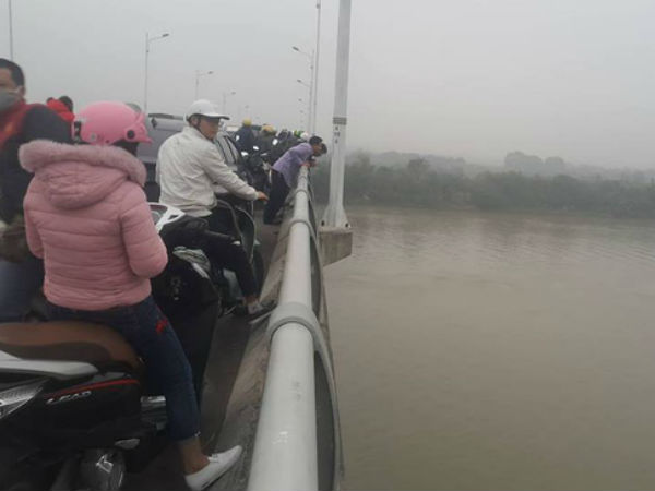 Hải Dương: Nam thanh niên đi trên cầu Hàn bất ngờ để lại xe máy rồi nhảy xuống sông tự tử
