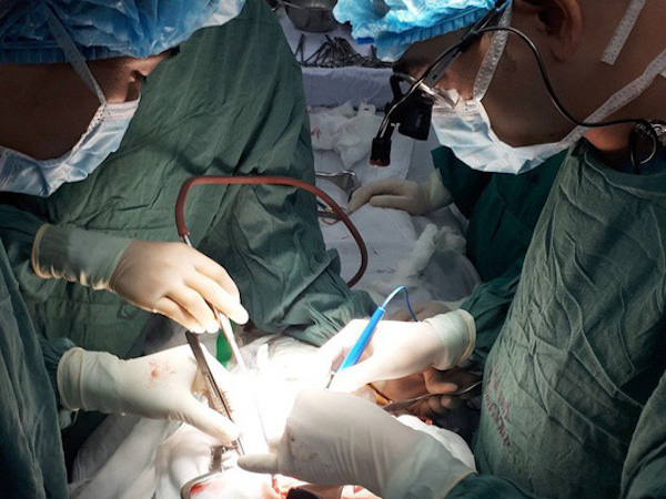 Hi hữu người đàn ông bị thanh gỗ đập vỡ tim