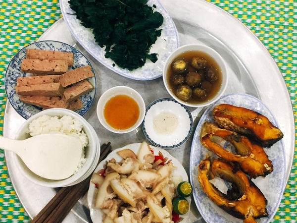 Một tay ôm con, một tay làm bữa, mẹ trẻ nhận được vô số lời khen của cư dân mạng với mâm cơm ngon lành