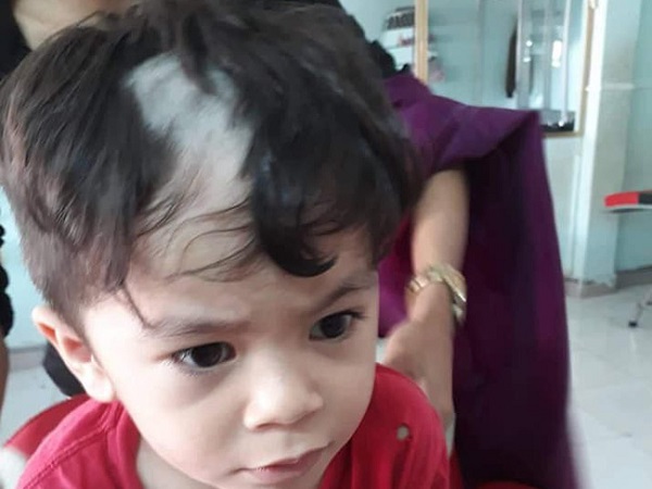 Nghịch ngợm trộm tông đơ của ông ngoại rồi tự tay 'xuống tóc' mình, soái ca nhí bị mẹ ruột 'dìm hàng' không thương tiếc