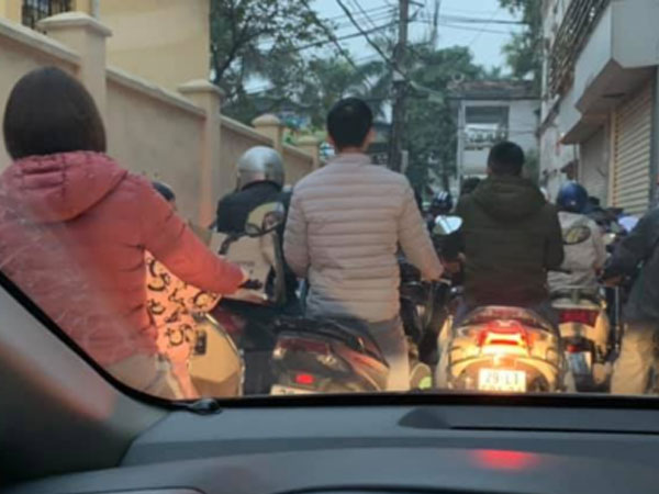 Ôtô - xe máy, cuộc chiến không ngừng nghỉ