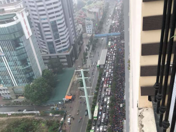 Tắc đường kinh hoàng ở Hà Nội sáng nay: 'Qua 20 cái đèn xanh rồi mà vẫn không thể di chuyển'